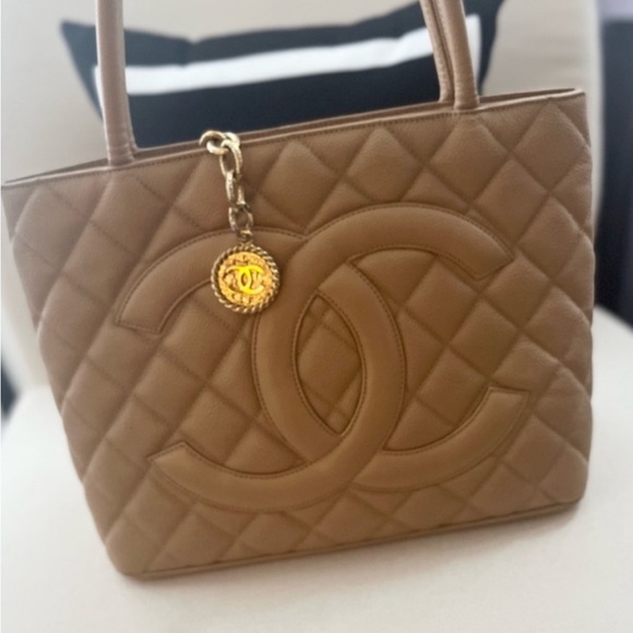 Chanel medallion tote tan leather - Picture 10 of 12